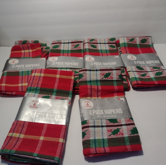 Trim a Home table cloth and napkins - Picture 1 of 6